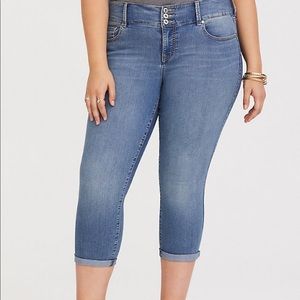 Torrid medium wash cropped jegging